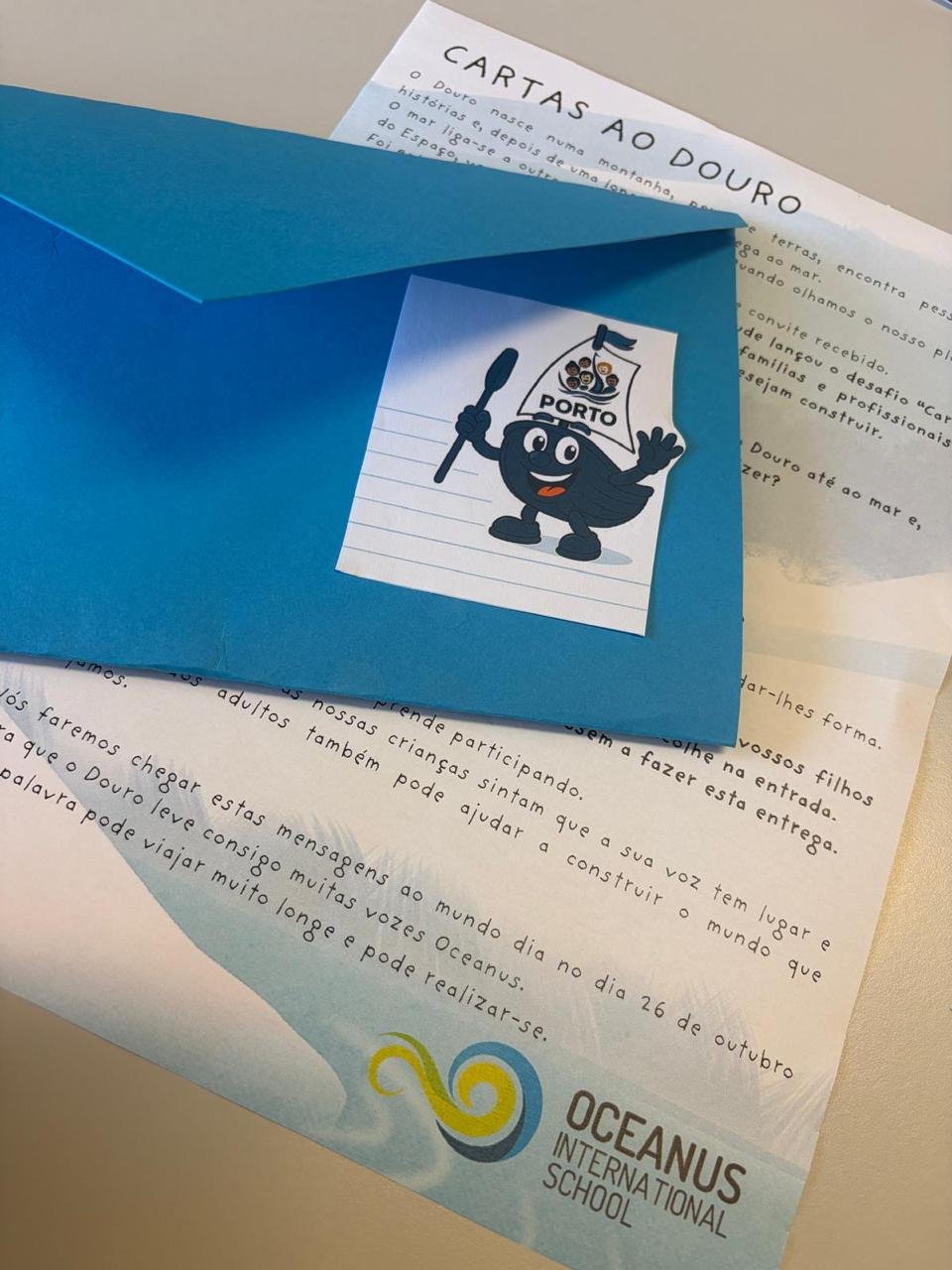 Envelope e carta da iniciativa Cartas ao Douro, com a mascote do Congresso